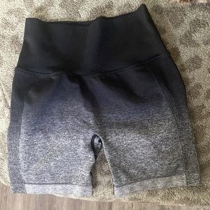 Ombré scrunch butt biker shorts